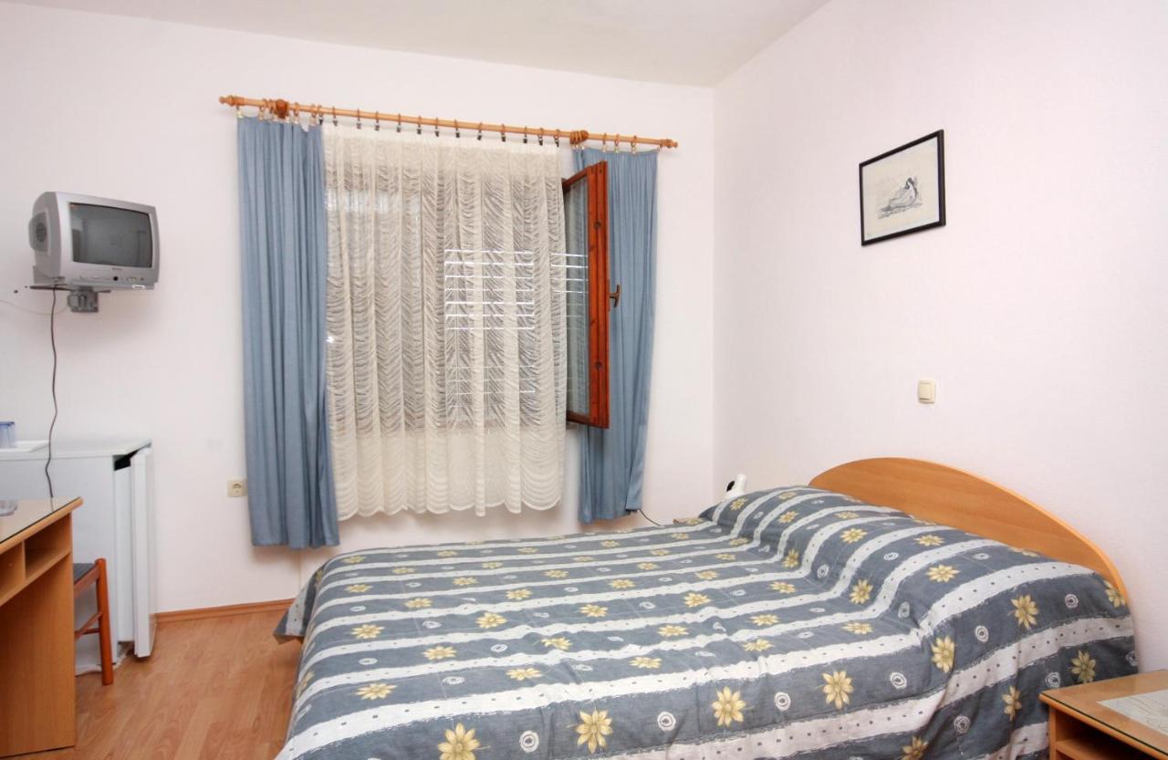 Apartments And Rooms With Parking Space Vrbnik, Krk - 5301 Exterior foto