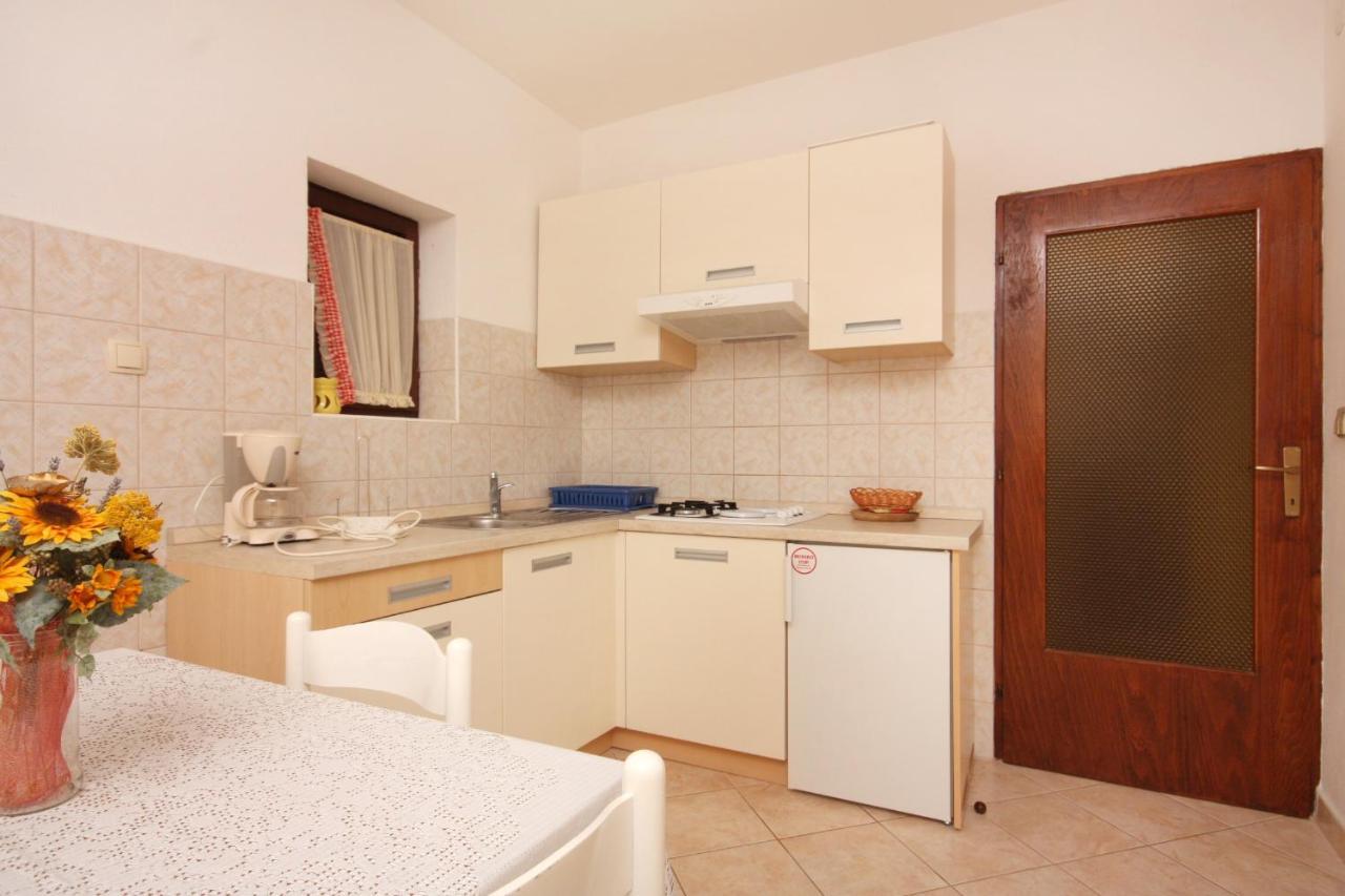 Apartments And Rooms With Parking Space Vrbnik, Krk - 5301 Exterior foto