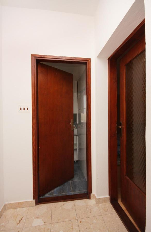 Apartments And Rooms With Parking Space Vrbnik, Krk - 5301 Exterior foto